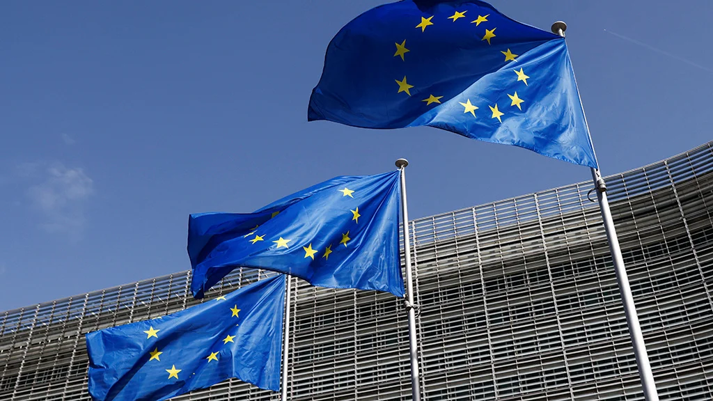 Турфирмы заявили о сотнях заявок на туры в Европу и очередях на Шенген
